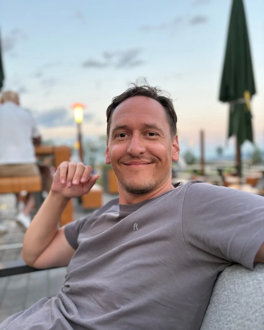 Rostislav Šlechta na terase u moře